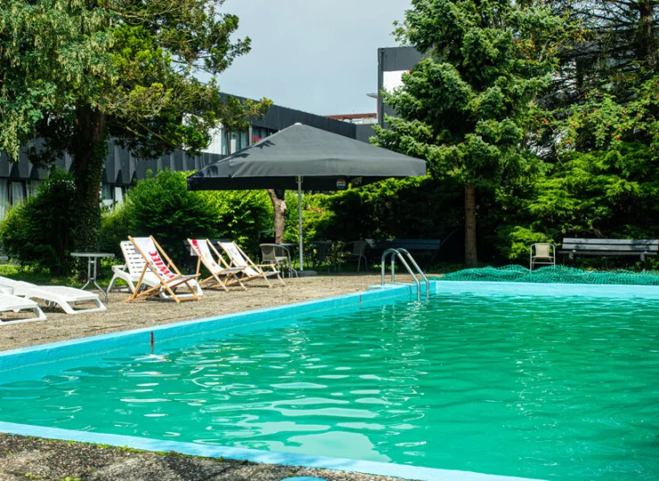 Latem można korzystać z zewnętrznego basenu