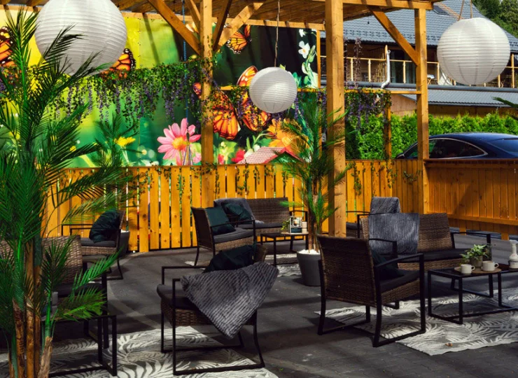 Latem goście lubią siedzieć na zewnątrz