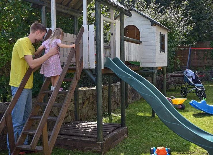 W ogrodzie dla dzieci urządzono urozmaicony plac zabaw