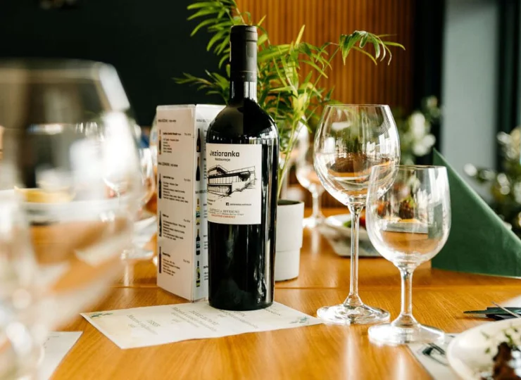W obiekcie mieści się ceniona w regionie restauracja