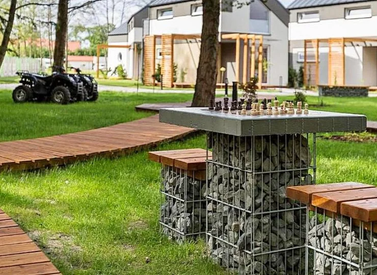 W ogrodzie przygotowano stolik do gry w szachy