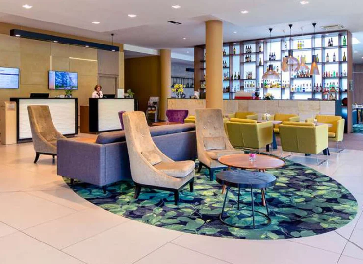 W lobby mieści się drink bar oraz dwa stanowiska recepcji