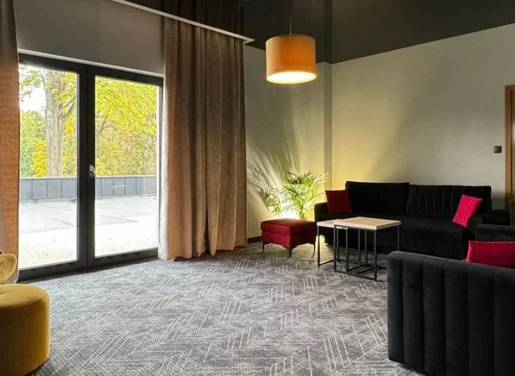 Pokoje studio składają się z salonu i osobnej sypialni