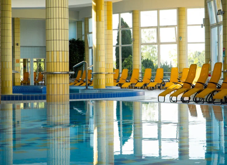 Wewnętrzne baseny posiadają różne stanowiska z atrakcjami wodnymi