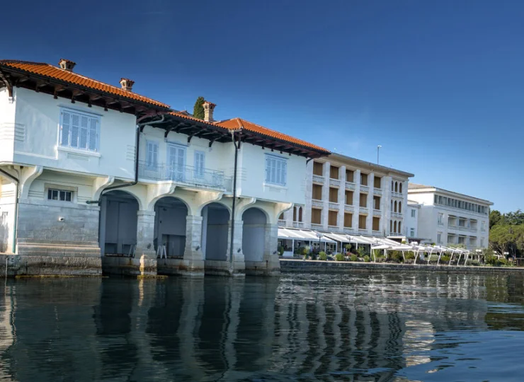 Hotel mieści się nad samym brzegiem morza i sąsiaduje z willą Kuća za brodice