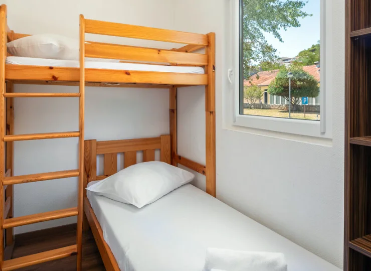 Sypialnia z łóżkiem piętrowym w domku Relax 5+1