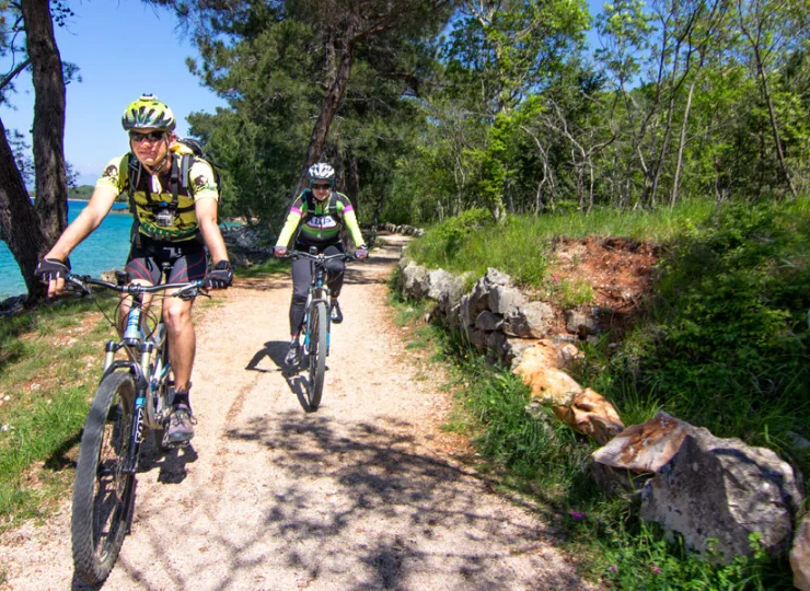 Njivice znajdują się na zachodnim skraju wyspy Krk w północnej Chorwacji