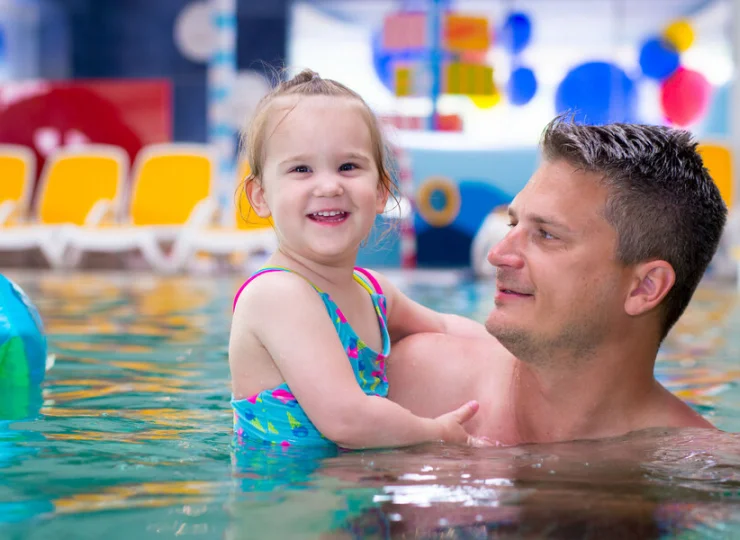 Aquapark jest kolorowy i wypełniony atrakcjami