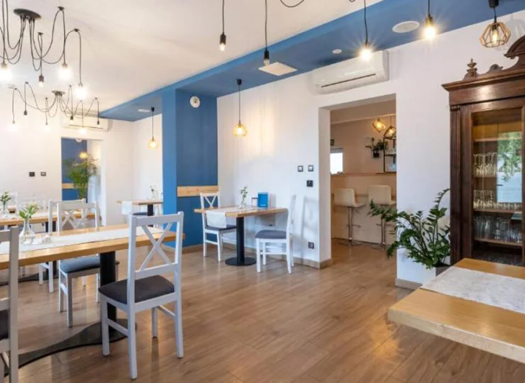 W obiekcie działa restauracja oraz bar