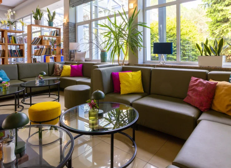 Na terenie hotelu mieści się także Lobby Bar i regionalna Karczma nad Potokiem