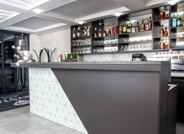 W hotelu mieści się również kawiarnia i drink bar