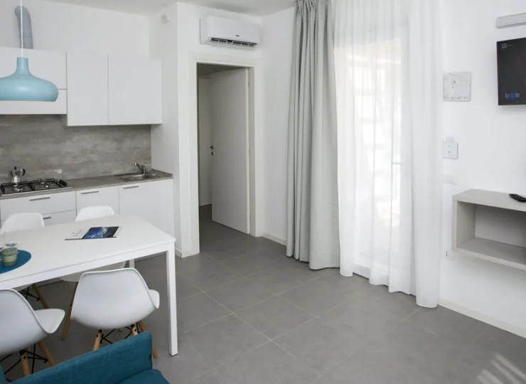 Aneks kuchenny jest dobrze wyposażony i ma kącik jadalniany