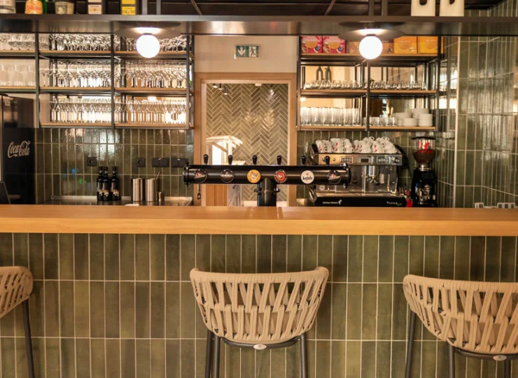 W hotelu można także skorzystać z oferty drink baru