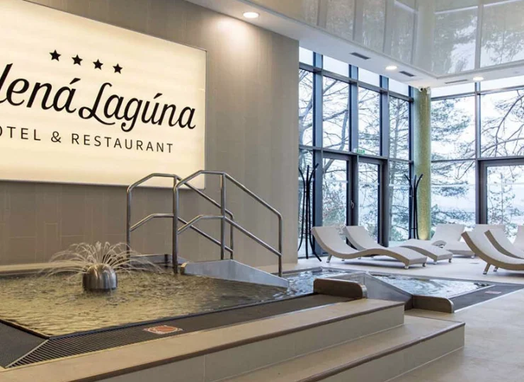 Obok głównego basenu jest także basen dla najmłodszych, z malutką zjeżdżalnią