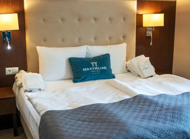 Na gości czekają wygodne łóżka, ręczniki i szlafroki