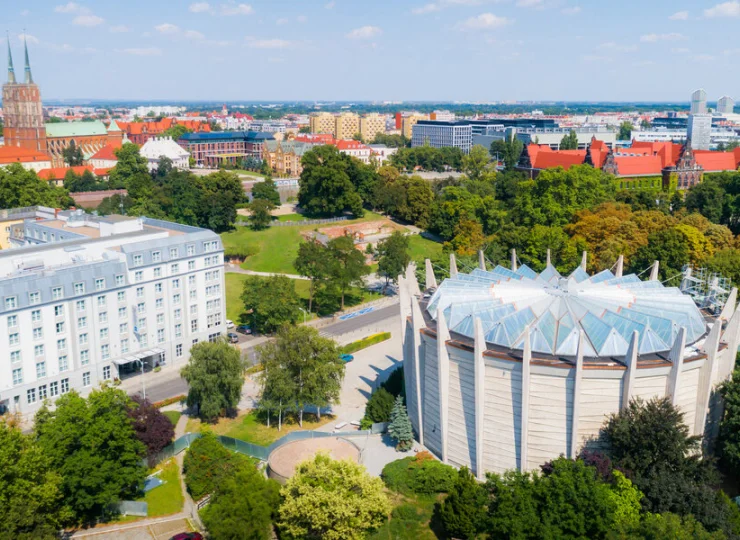 Radisson sąsiaduje z parkiem, w którym jest Panorama Racławicka