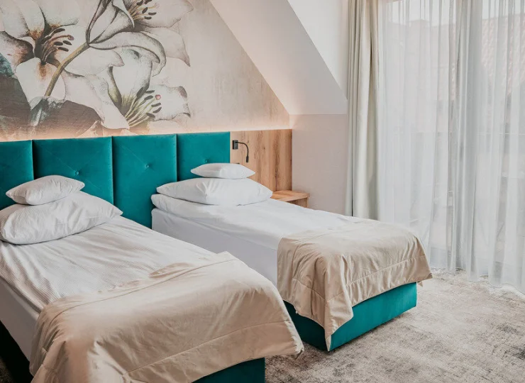 Każdy pokój ma balkon i klimatyzację