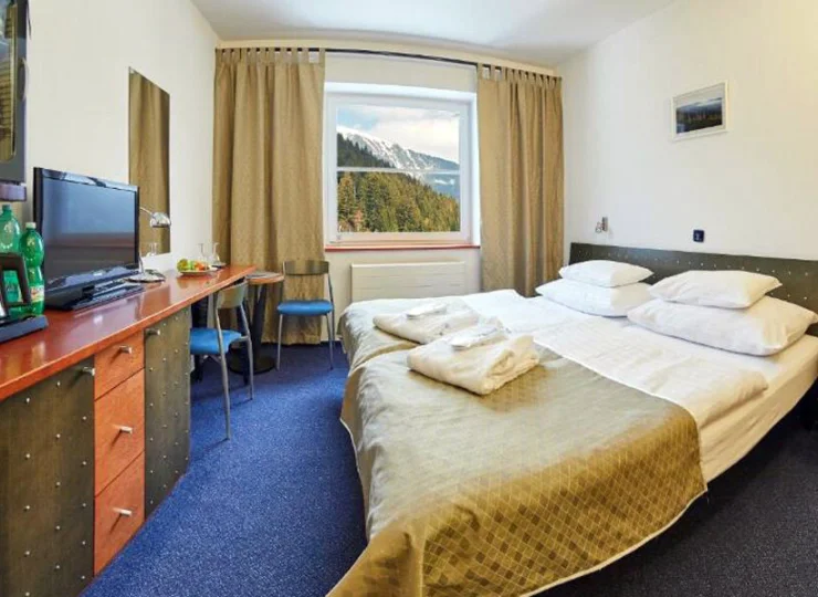 W pokoju jest dodatkowo płatny mini bar