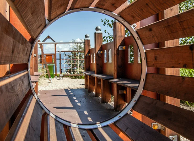 Są tu huśtawki, drabinki, zjeżdżalnia i trampolina