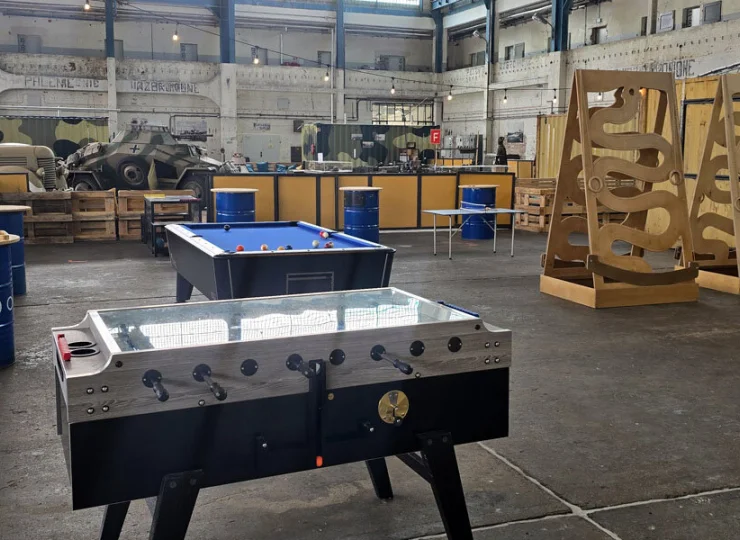 W hangarze Fabryki Samolotów utworzono salę gier w industrialnym klimacie