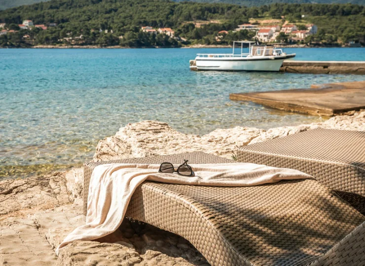 Na plaży można wypożyczyć leżaki (za opłatą)