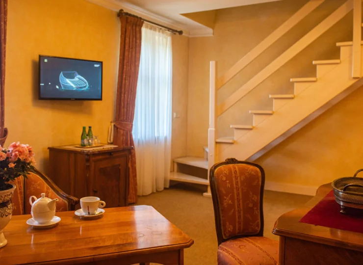 Pokój studio jest dwupoziomowy, na piętrze jest osobna sypialnia