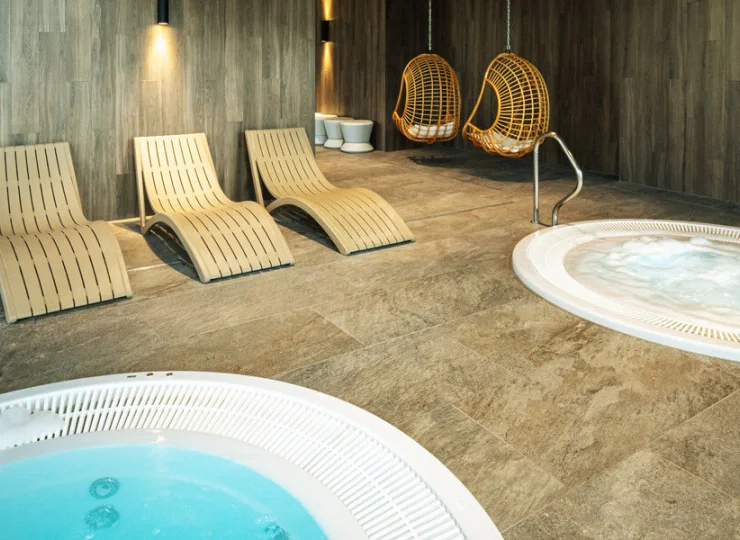 W ustronnej części strefy wellness mieszczą się odprężające jacuzzi