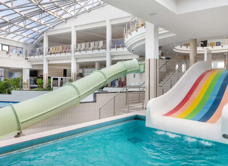 Termy Sárvárfürdő są wypełnione wodnymi atrakcjami dla dzieci i dorosłych