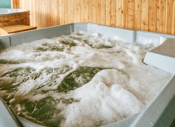 W jednej z wanien jacuzzi jest woda solankowa