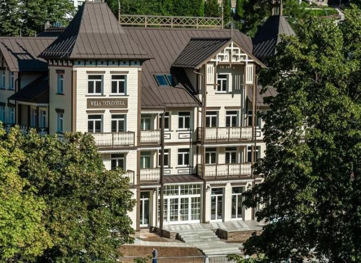 Budynek hotelu nawiązuje do budynku, który wzniesiono tu w latach 20. XX w.