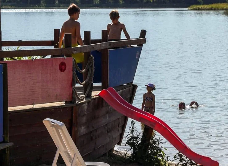 W obiekcie jest sala zabaw oraz plac zabaw na plaży