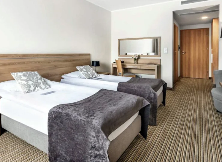 Pokoje są przestronne, klimatyzowane i dobrze wyposażone