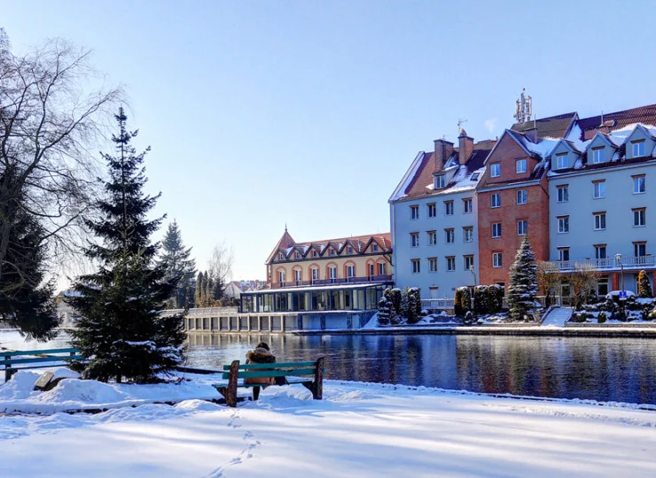 Hotel Nad Pisą położony jest nad samą rzeką w centrum Pisza - tuż obok rynku
