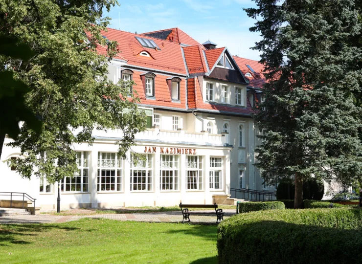Jan Kazimierz mieści się nieopodal Dworku im. Chopina