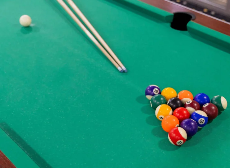 W hotelu jest pokój gier z bilardem