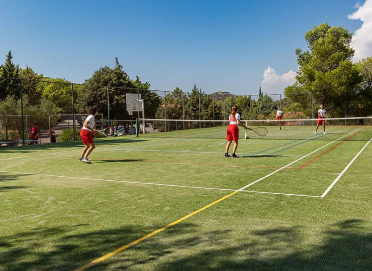 W ośrodku Jezera Village są 4 oświetlone korty tenisowe
