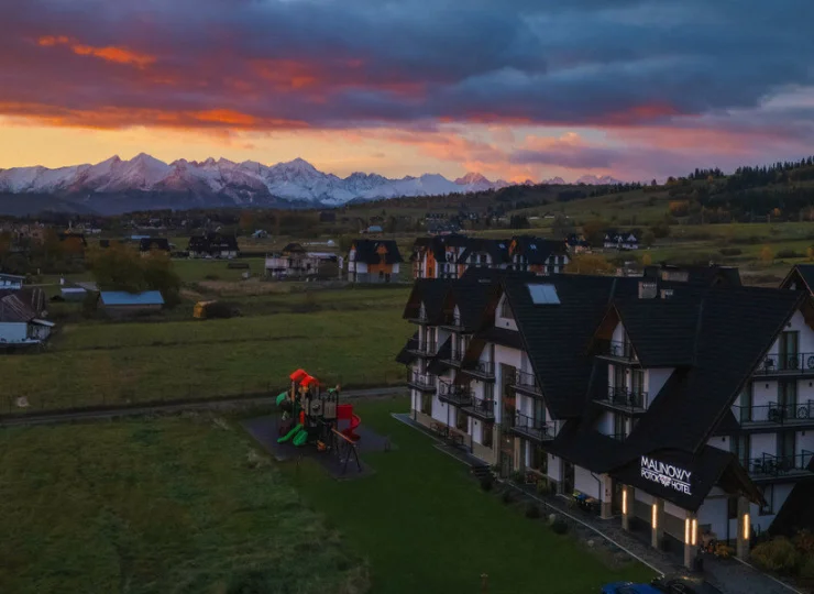 Hotel Malinowy Potok o zachodzie słońca, w tle Tatry