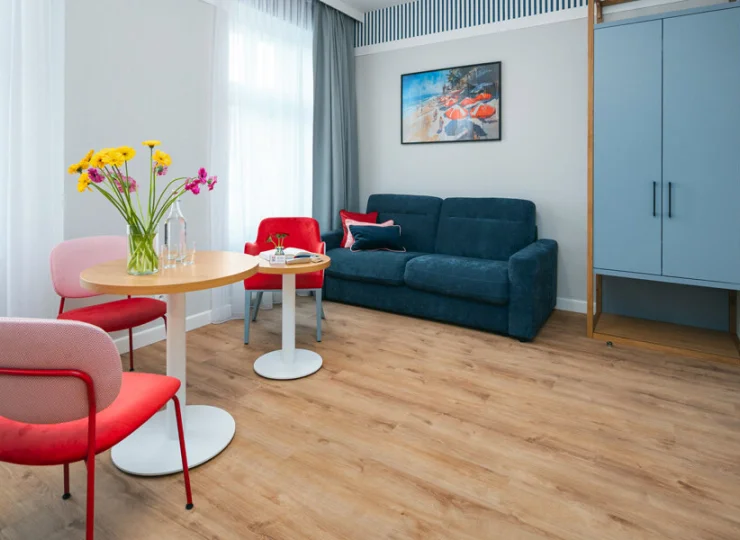W pokoju dziennym Deluxe Junior Suite jest rozkładana kanapa