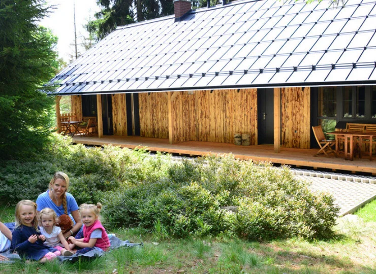 W resorcie można zamieszkać w pokoju albo domku z tarasem