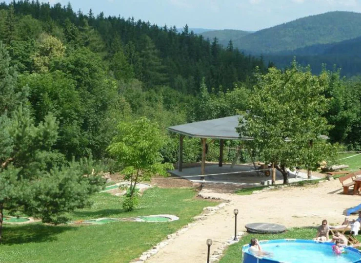 Z hotelu i ogrodu widać góry. Jest tu wiata grillowa i miejsce na ognisko