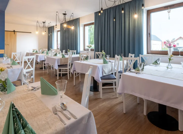 W obiekcie działa restauracja oraz bar