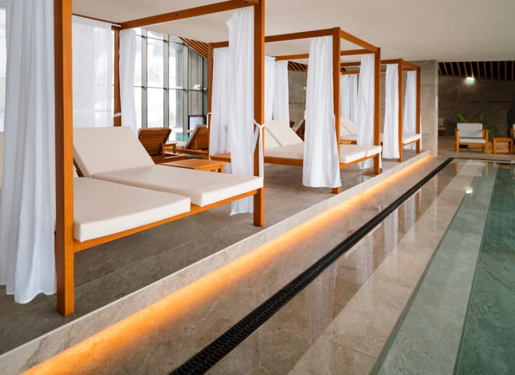 Przy basenach ustawiono wygodne leżanki