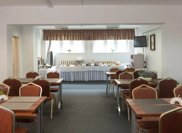 Hotel dysponuje jadalnią, gdzie codziennie rano można zjeść śniadanie