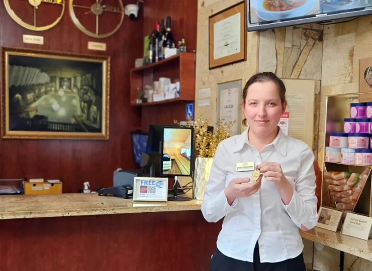 Recepcja oferuje transfer z lotniska, obsługę room service, sklep z pamiątkami