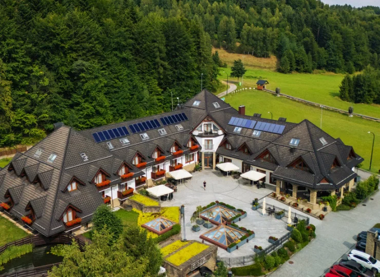 Hotel jest położony pod lasem
