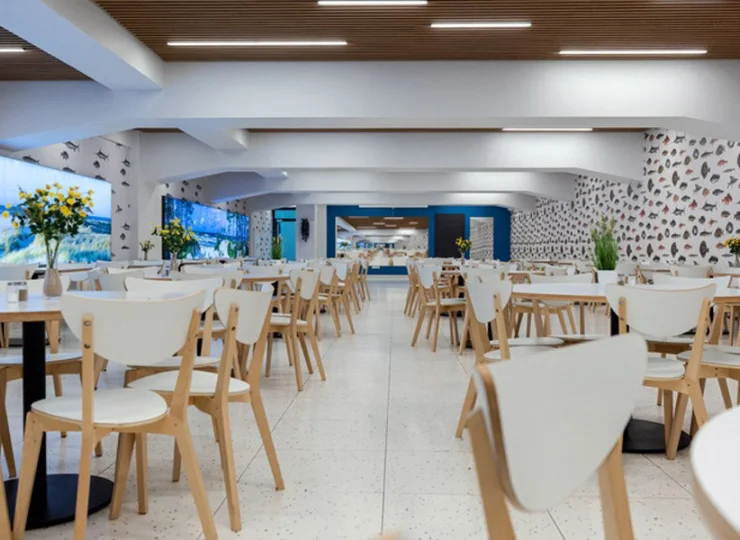 W resorcie mieści się restauracja, kawiarnia, bistro i słodki kącik