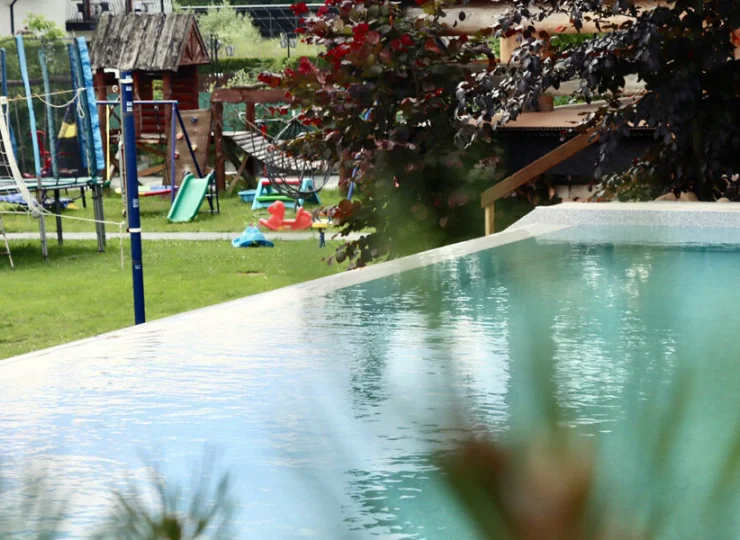 Z basenem sąsiaduje boisko oraz plac zabaw z trampoliną