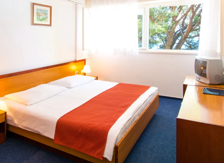 W budynku hotelowym mieszczą się kameralne, ale wygodne pokoje standard