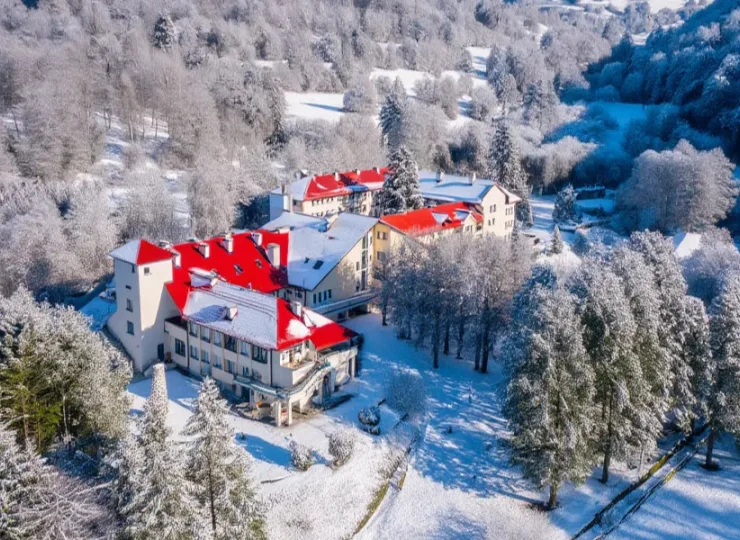Obiekt jest pięknie wkomponowany w okoliczną przyrodę