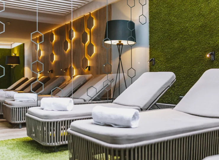 Przygotowano wygodne leżanki z oświetleniem do czytania